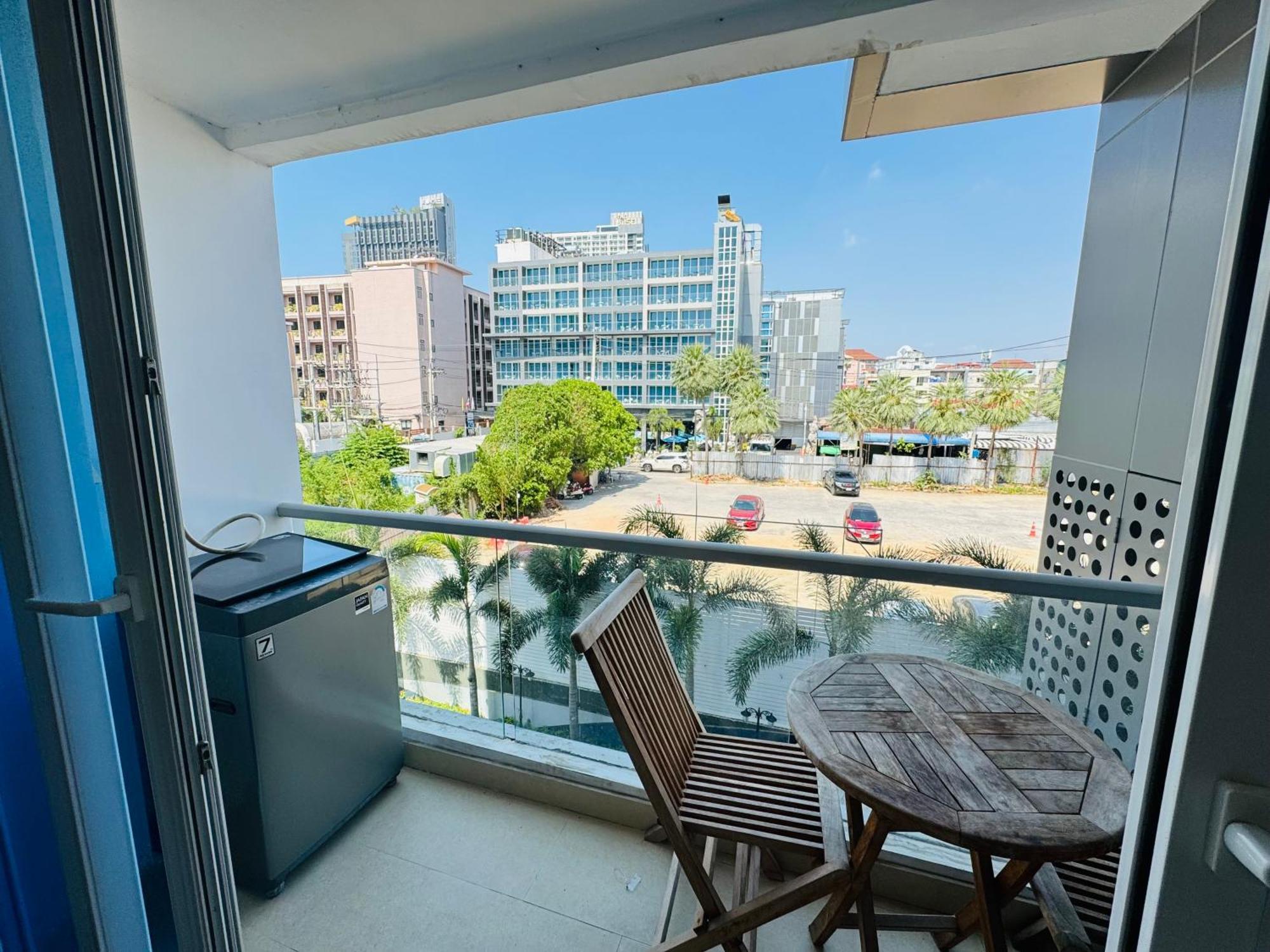 Appartement Grand Avenue 2bedr 2bathr 38and38 Sqm 2rooms Together Poor View Or City View