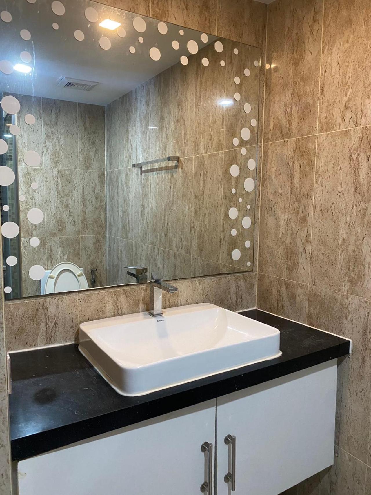 Apartment Grand Avenue 2bedr 2bathr 38and38 Sqm 2rooms Together Poor View Or City View *