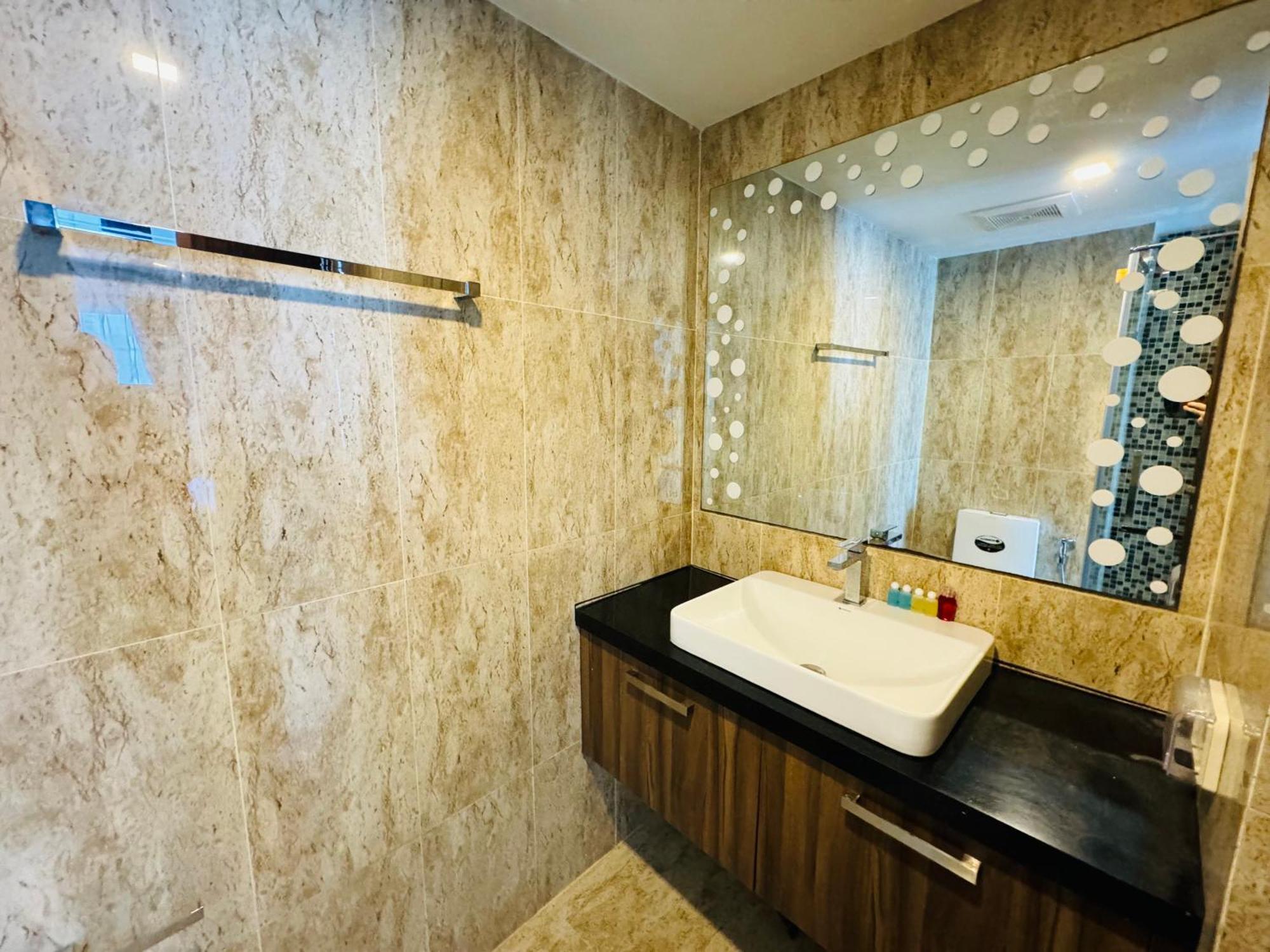 Grand Avenue 2bedr 2bathr 38and38 Sqm 2rooms Together Poor View Or City View